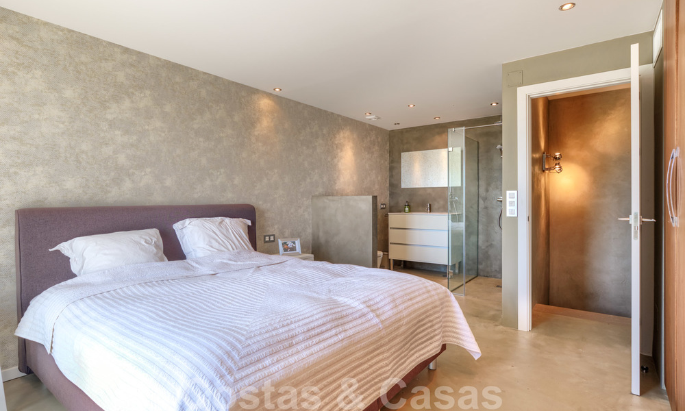 Gerenoveerd in eigentijdse stijl, duplex appartement te koop met zeezicht op de New Golden Mile tussen Marbella en Estepona 24727