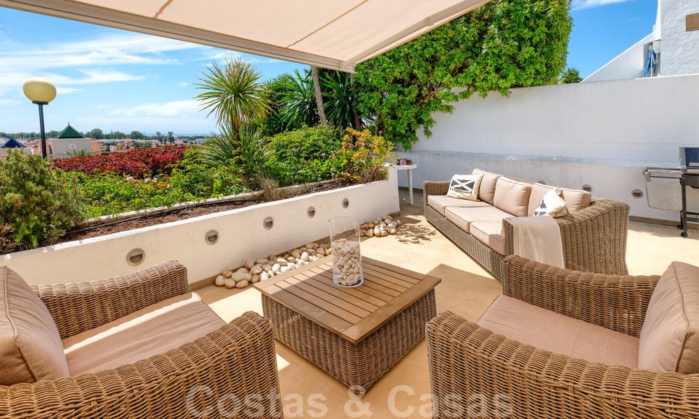 Gerenoveerd in eigentijdse stijl, duplex appartement te koop met zeezicht op de New Golden Mile tussen Marbella en Estepona 24730