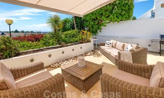 Gerenoveerd in eigentijdse stijl, duplex appartement te koop met zeezicht op de New Golden Mile tussen Marbella en Estepona 24730 