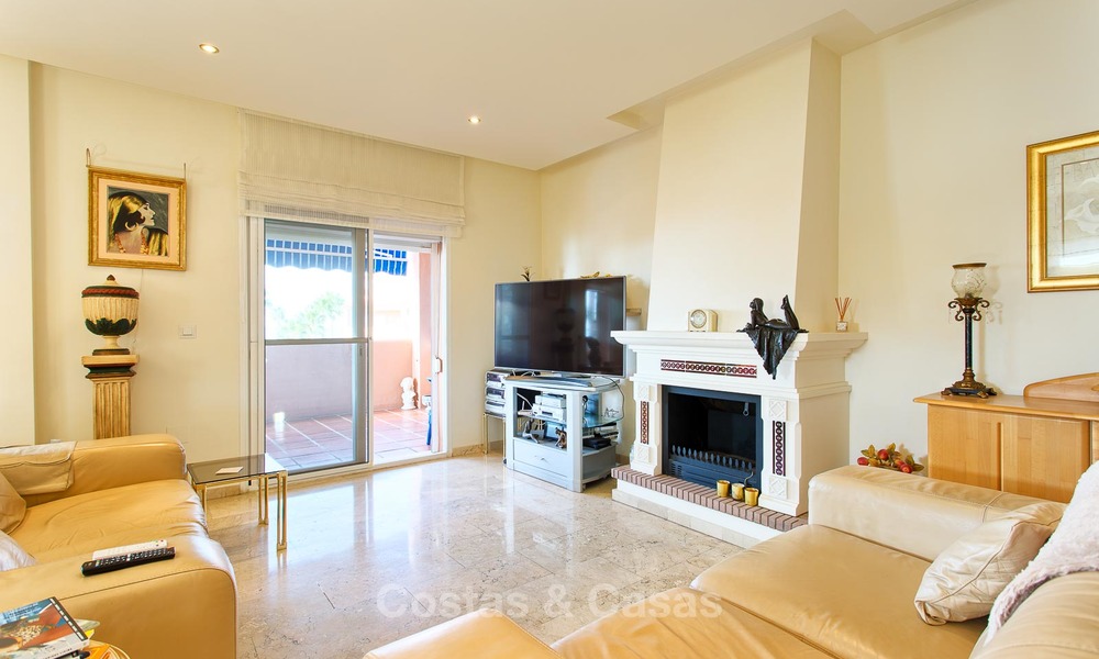 Penthouse appartement te koop in een eerstelijns strand complex in Estepona 24628