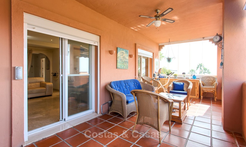 Penthouse appartement te koop in een eerstelijns strand complex in Estepona 24632