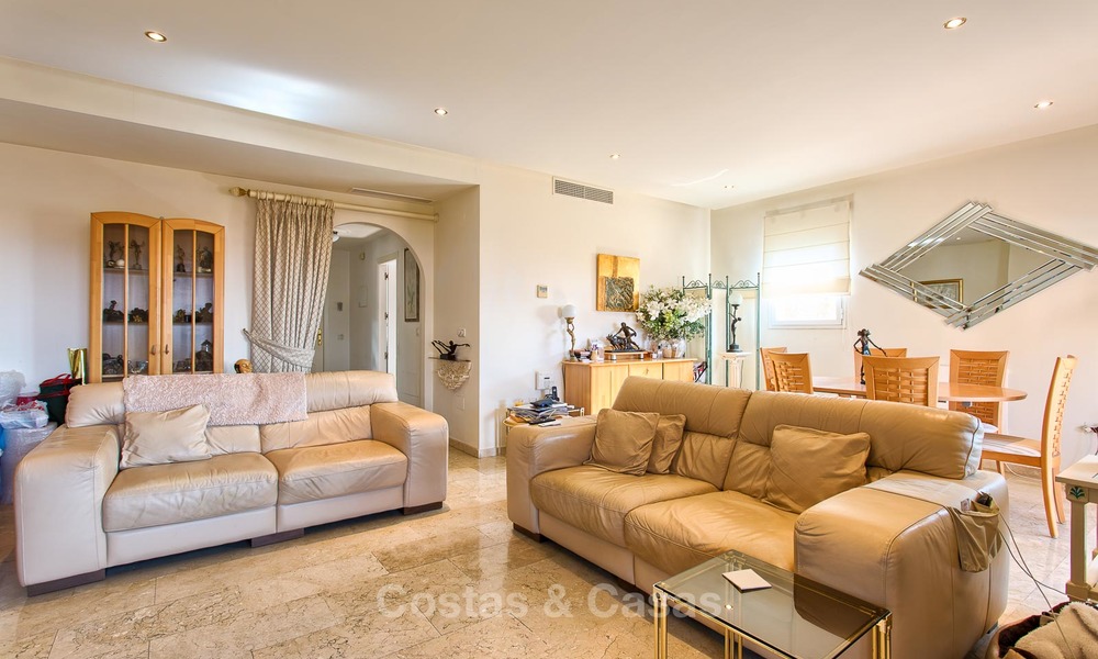 Penthouse appartement te koop in een eerstelijns strand complex in Estepona 24635