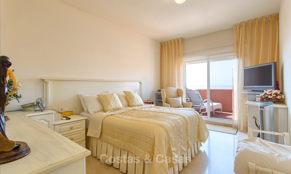 Penthouse appartement te koop in een eerstelijns strand complex in Estepona 24639