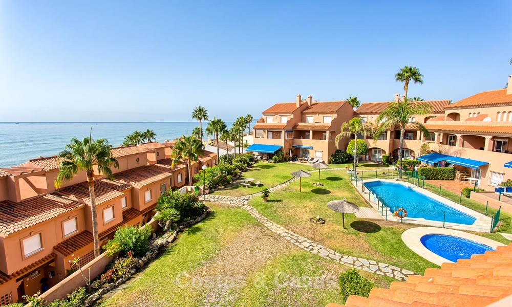 Penthouse appartement te koop in een eerstelijns strand complex in Estepona 24647