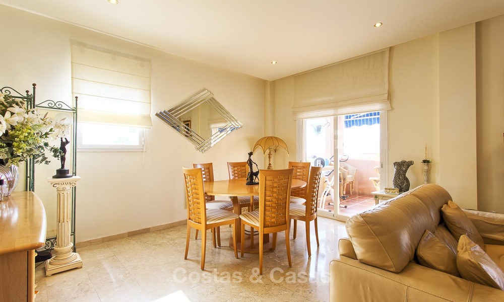 Penthouse appartement te koop in een eerstelijns strand complex in Estepona 24662