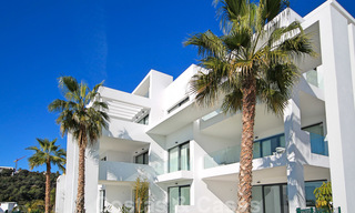 Modern penthouse appartement te koop met uitzicht op de golfbaan en de Middellandse Zee in Benahavis - Marbella 24863 