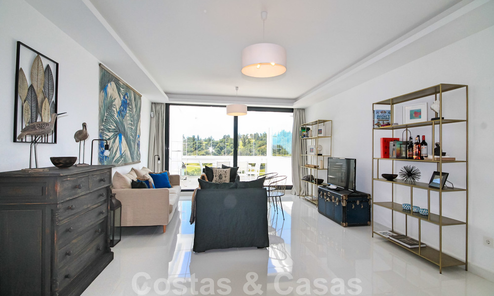 Modern penthouse appartement te koop met uitzicht op de golfbaan en de Middellandse Zee in Benahavis - Marbella 24864