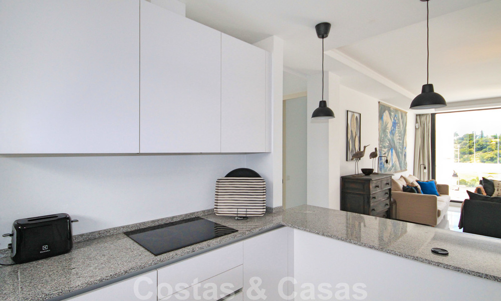 Modern penthouse appartement te koop met uitzicht op de golfbaan en de Middellandse Zee in Benahavis - Marbella 24865