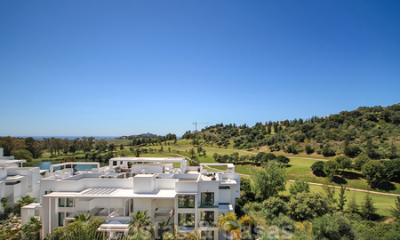 Modern penthouse appartement te koop met uitzicht op de golfbaan en de Middellandse Zee in Benahavis - Marbella 24869