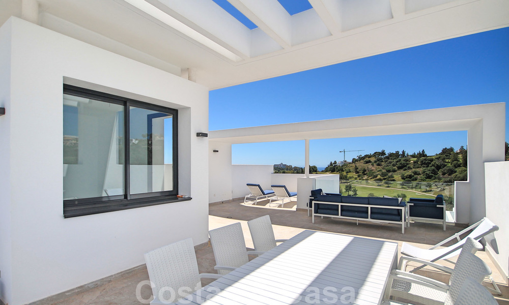 Modern penthouse appartement te koop met uitzicht op de golfbaan en de Middellandse Zee in Benahavis - Marbella 24871
