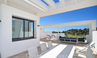 Modern penthouse appartement te koop met uitzicht op de golfbaan en de Middellandse Zee in Benahavis - Marbella 24871 