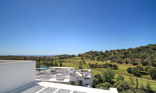 Modern penthouse appartement te koop met uitzicht op de golfbaan en de Middellandse Zee in Benahavis - Marbella 24872 