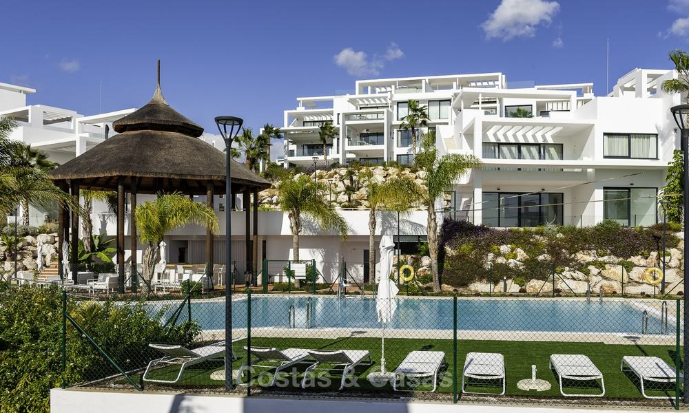 Modern penthouse appartement te koop met uitzicht op de golfbaan en de Middellandse Zee in Benahavis - Marbella 24877