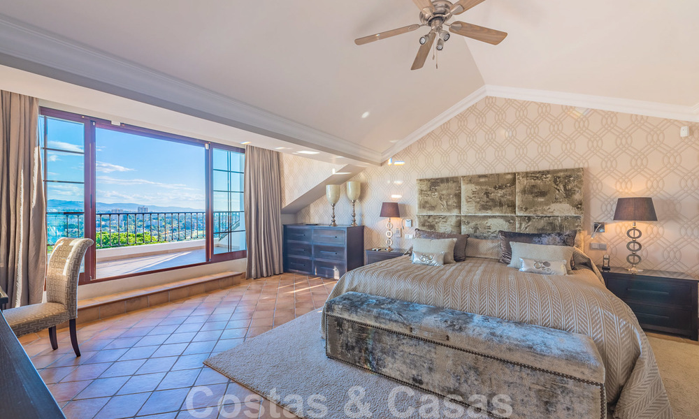 Grote luxe villa te koop met schitterend panoramisch uitzicht over de golfvallei, de bergen en de Middellandse Zee in Nueva Andalucia, Marbella 25002