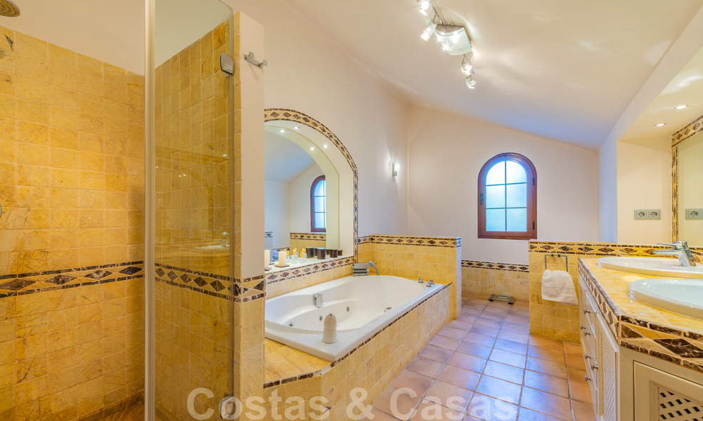 Grote luxe villa te koop met schitterend panoramisch uitzicht over de golfvallei, de bergen en de Middellandse Zee in Nueva Andalucia, Marbella 25007