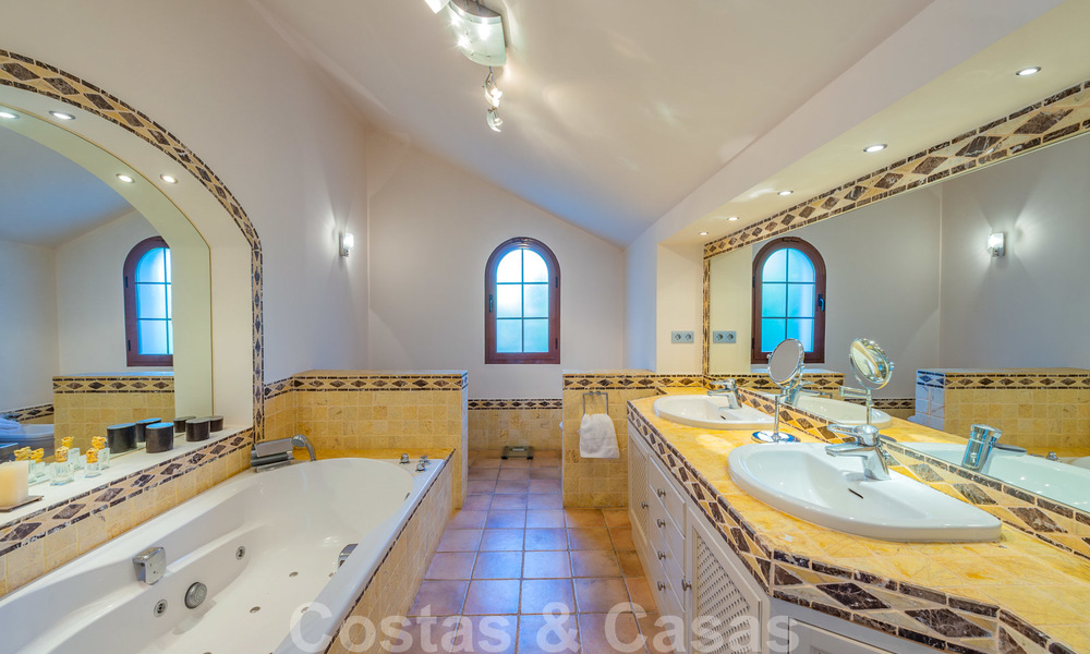 Grote luxe villa te koop met schitterend panoramisch uitzicht over de golfvallei, de bergen en de Middellandse Zee in Nueva Andalucia, Marbella 25008