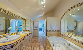 Grote luxe villa te koop met schitterend panoramisch uitzicht over de golfvallei, de bergen en de Middellandse Zee in Nueva Andalucia, Marbella 25009 