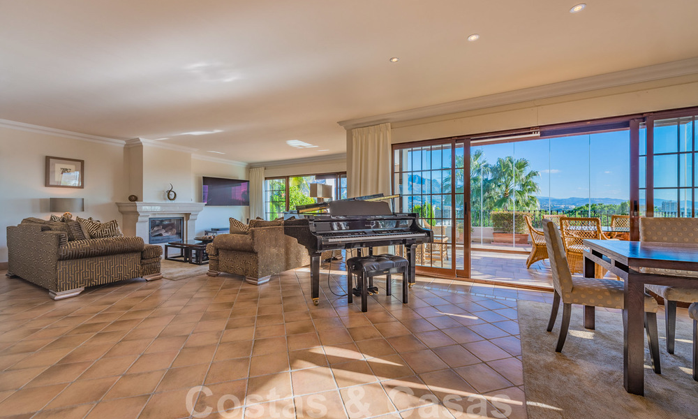 Grote luxe villa te koop met schitterend panoramisch uitzicht over de golfvallei, de bergen en de Middellandse Zee in Nueva Andalucia, Marbella 25021