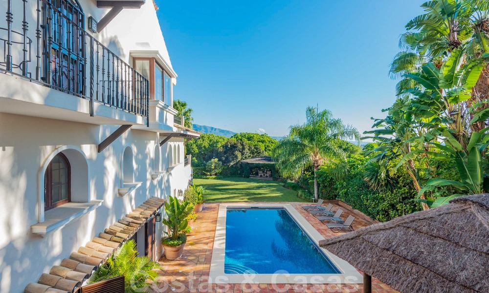 Grote luxe villa te koop met schitterend panoramisch uitzicht over de golfvallei, de bergen en de Middellandse Zee in Nueva Andalucia, Marbella 25028