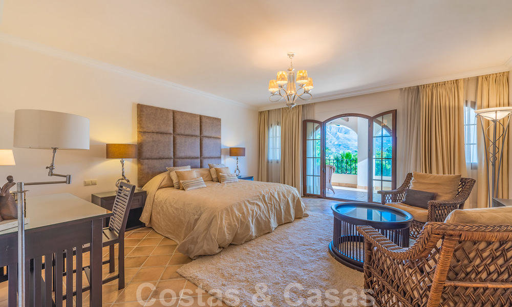 Grote luxe villa te koop met schitterend panoramisch uitzicht over de golfvallei, de bergen en de Middellandse Zee in Nueva Andalucia, Marbella 25052