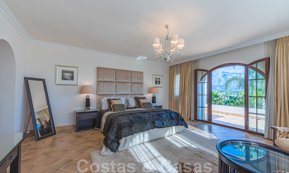 Grote luxe villa te koop met schitterend panoramisch uitzicht over de golfvallei, de bergen en de Middellandse Zee in Nueva Andalucia, Marbella 25057