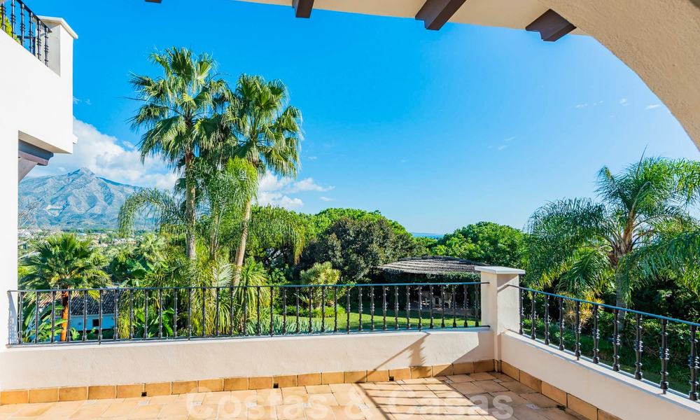 Grote luxe villa te koop met schitterend panoramisch uitzicht over de golfvallei, de bergen en de Middellandse Zee in Nueva Andalucia, Marbella 25059