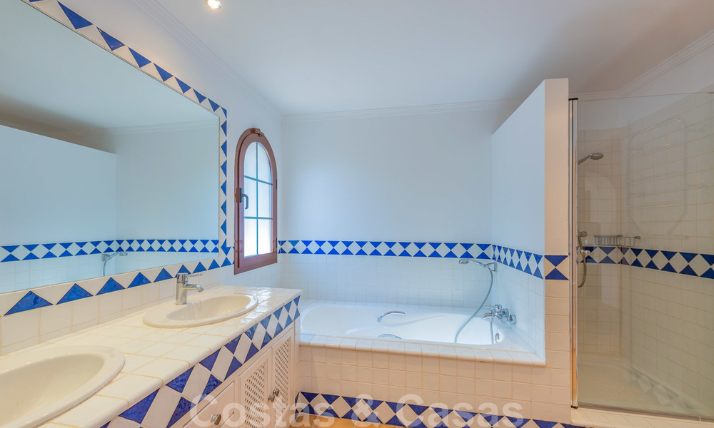 Grote luxe villa te koop met schitterend panoramisch uitzicht over de golfvallei, de bergen en de Middellandse Zee in Nueva Andalucia, Marbella 25061
