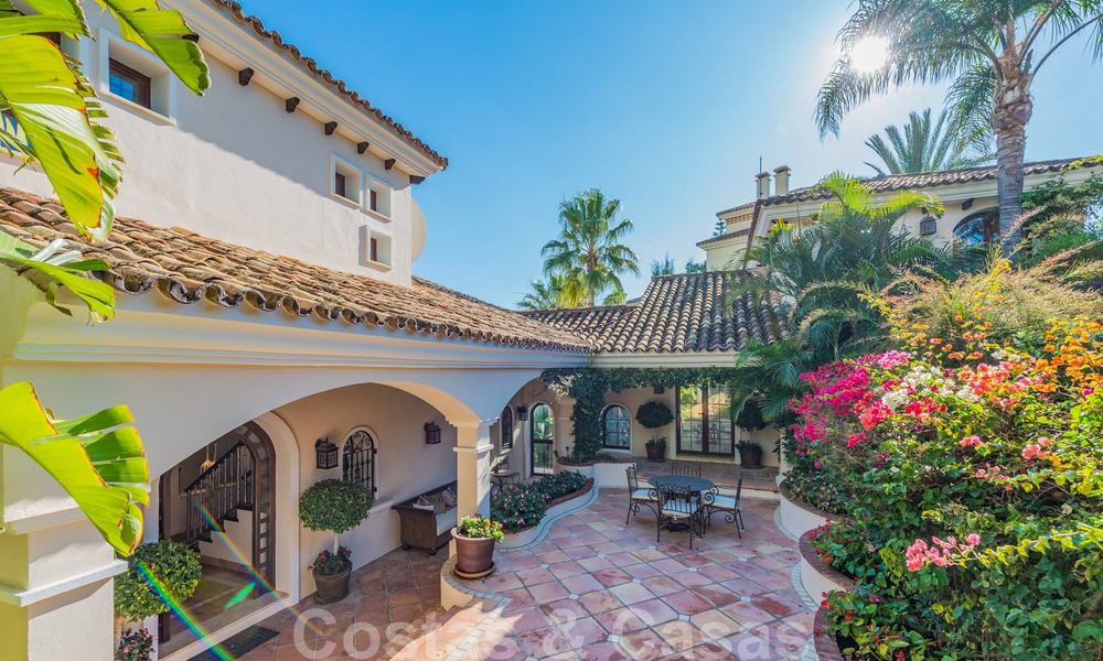 Grote luxe villa te koop met schitterend panoramisch uitzicht over de golfvallei, de bergen en de Middellandse Zee in Nueva Andalucia, Marbella 25065