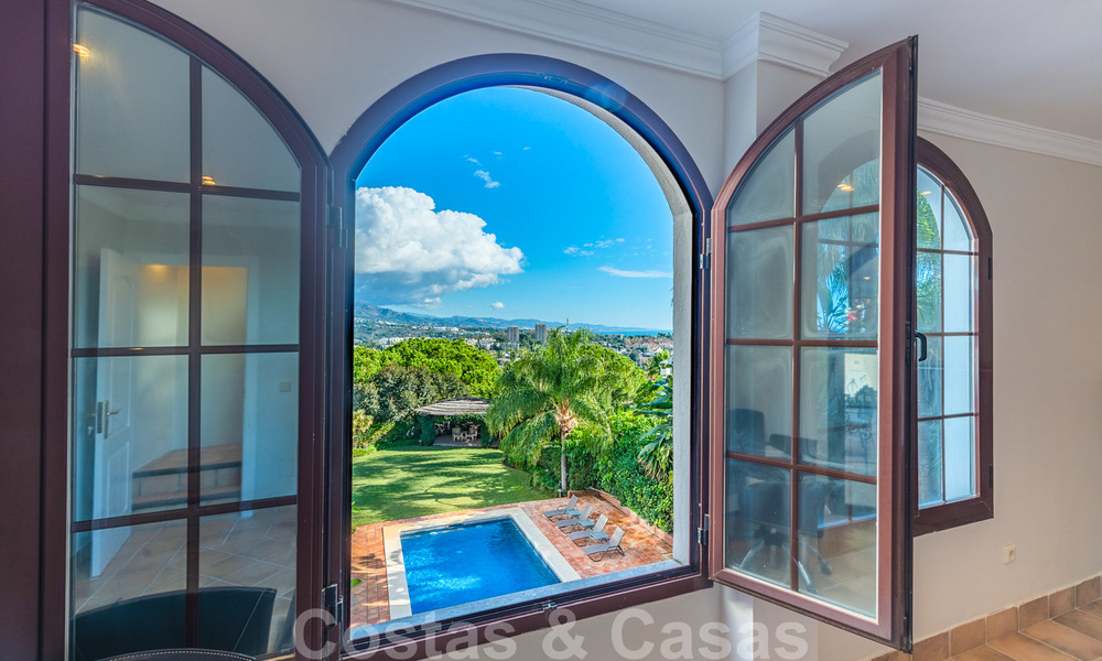 Grote luxe villa te koop met schitterend panoramisch uitzicht over de golfvallei, de bergen en de Middellandse Zee in Nueva Andalucia, Marbella 25068