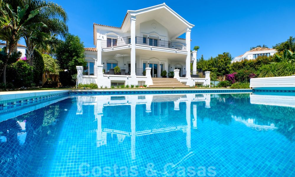 Instapklare villa in klassieke stijl te koop in het gegeerde Nueva Andalucia, Marbella 25072