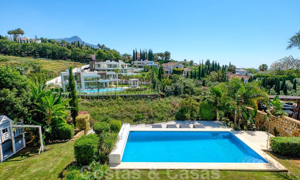 Instapklare villa in klassieke stijl te koop in het gegeerde Nueva Andalucia, Marbella 25087