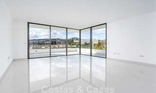 Modern design appartement te koop met ruim terras, grenzend aan de golfbaan in Marbella - Estepona. Instapklaar. Verlaagd in prijs. 25379 