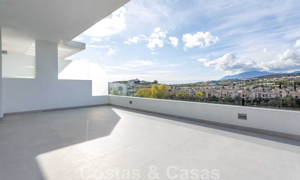 Modern design appartement te koop met ruim terras, grenzend aan de golfbaan in Marbella - Estepona. Instapklaar. Verlaagd in prijs. 25381