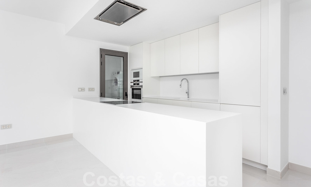 Modern design appartement te koop met ruim terras, grenzend aan de golfbaan in Marbella - Estepona. Instapklaar. Verlaagd in prijs. 25383