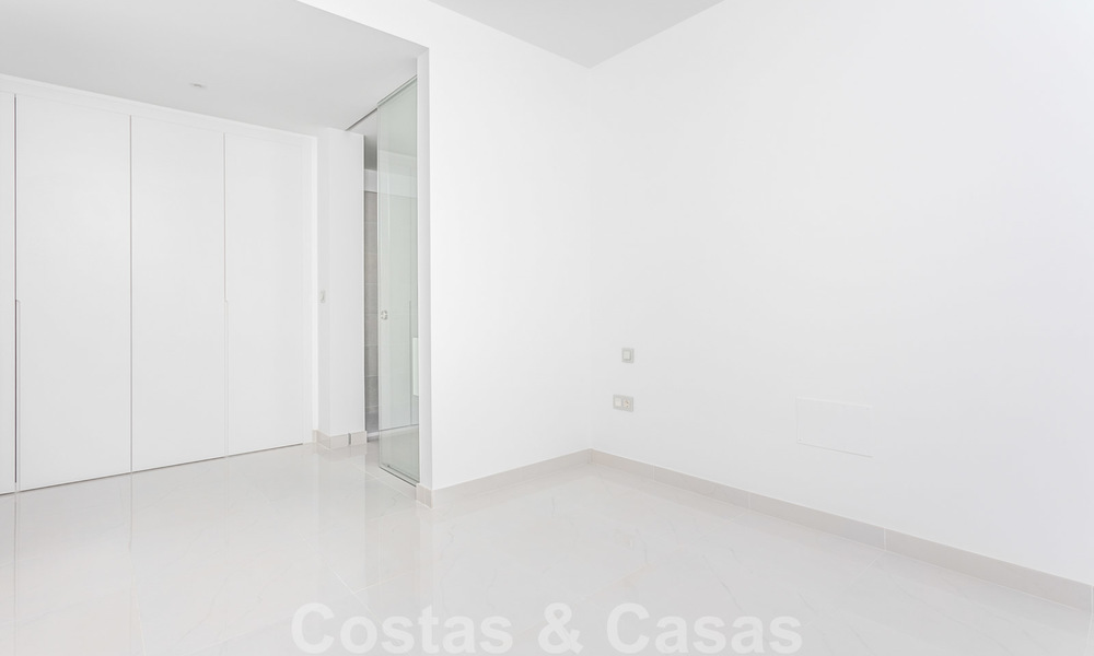 Modern design appartement te koop met ruim terras, grenzend aan de golfbaan in Marbella - Estepona. Instapklaar. Verlaagd in prijs. 25388
