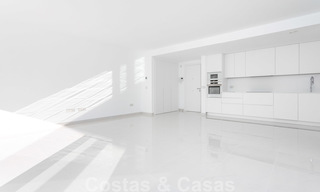 Modern design appartement te koop met ruim terras en grote tuin, grenzend aan de golfbaan in Marbella - Estepona 25395 