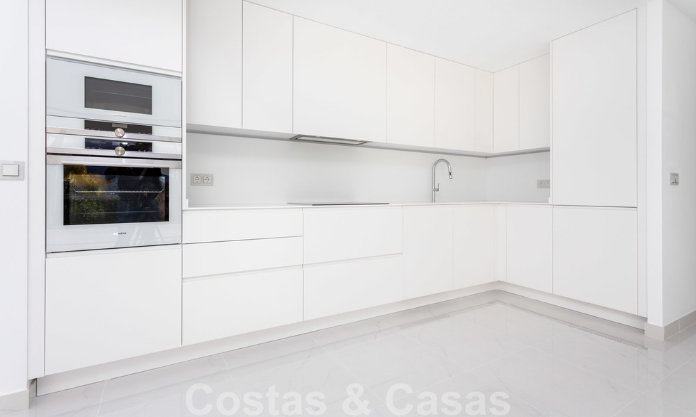 Modern design appartement te koop met ruim terras en grote tuin, grenzend aan de golfbaan in Marbella - Estepona 25396
