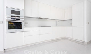 Modern design appartement te koop met ruim terras en grote tuin, grenzend aan de golfbaan in Marbella - Estepona 25396 