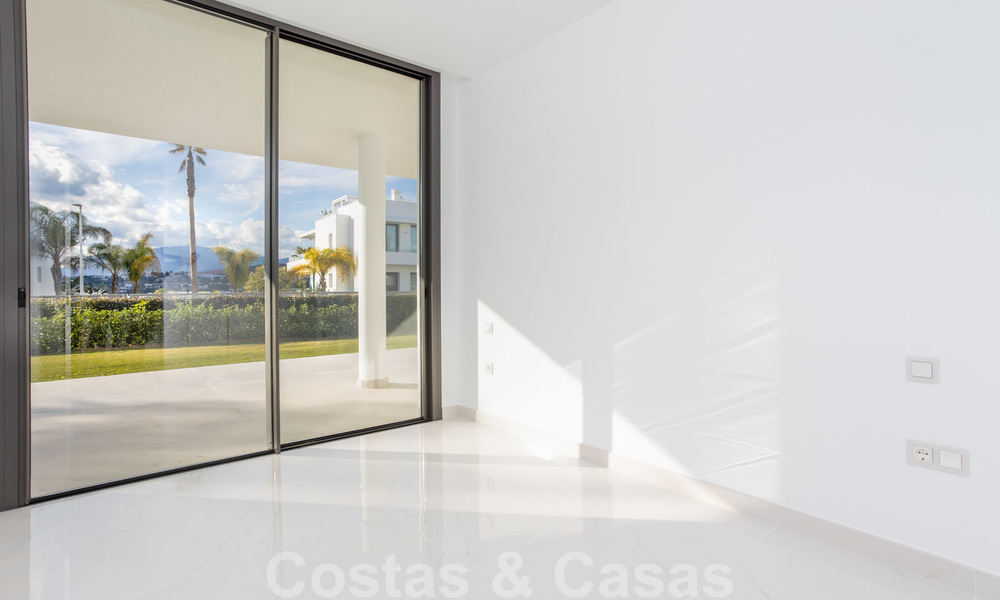 Modern design appartement te koop met ruim terras en grote tuin, grenzend aan de golfbaan in Marbella - Estepona 25397