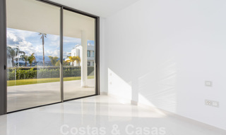 Modern design appartement te koop met ruim terras en grote tuin, grenzend aan de golfbaan in Marbella - Estepona 25397 