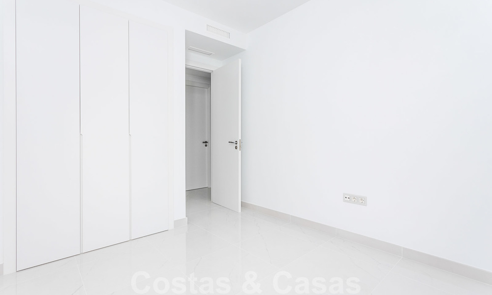 Modern design appartement te koop met ruim terras en grote tuin, grenzend aan de golfbaan in Marbella - Estepona 25398