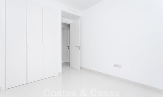 Modern design appartement te koop met ruim terras en grote tuin, grenzend aan de golfbaan in Marbella - Estepona 25398 