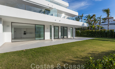 Modern design appartement te koop met ruim terras en grote tuin, grenzend aan de golfbaan in Marbella - Estepona 25405