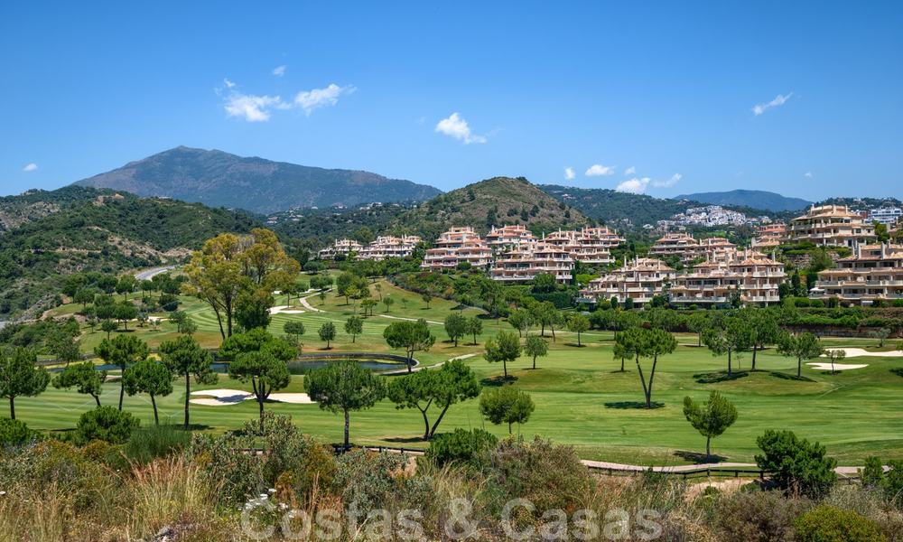 Ruime luxe appartementen met een groot terras en panoramisch uitzicht in een stijlvol complex omringd door de golfbaan in Marbella - Benahavis 25163
