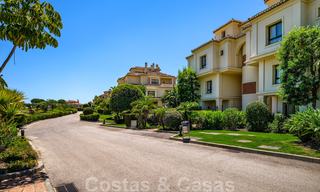 Ruime luxe appartementen met een groot terras en panoramisch uitzicht in een stijlvol complex omringd door de golfbaan in Marbella - Benahavis 25166 
