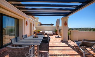 Ruime luxe appartementen met een groot terras en panoramisch uitzicht in een stijlvol complex omringd door de golfbaan in Marbella - Benahavis 25170 