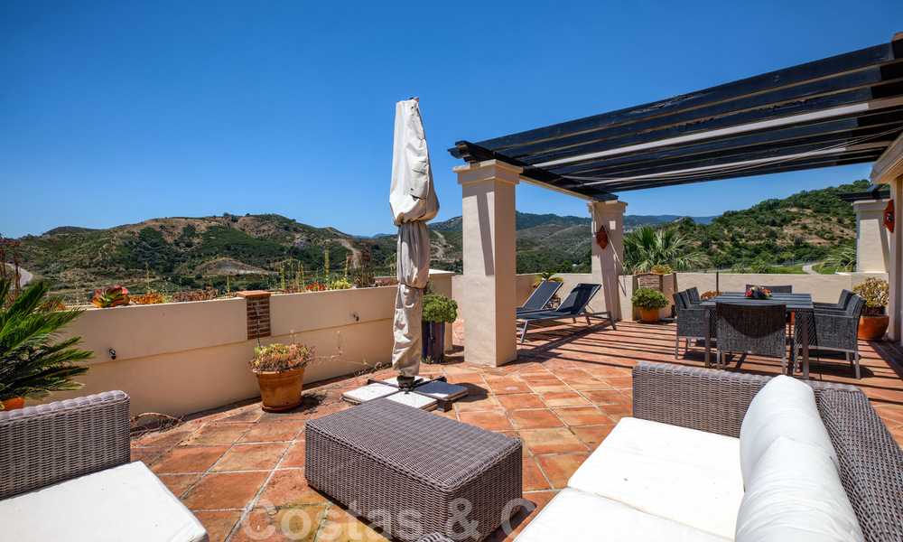 Ruime luxe appartementen met een groot terras en panoramisch uitzicht in een stijlvol complex omringd door de golfbaan in Marbella - Benahavis 25171