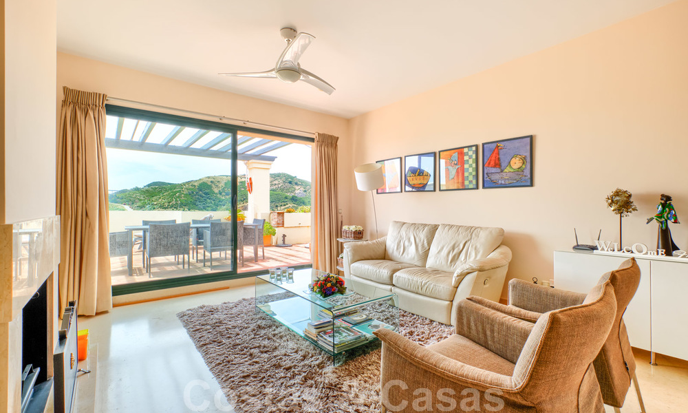 Ruime luxe appartementen met een groot terras en panoramisch uitzicht in een stijlvol complex omringd door de golfbaan in Marbella - Benahavis 25190