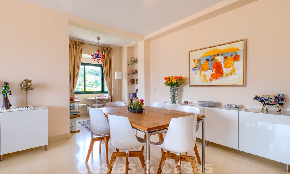 Ruime luxe appartementen met een groot terras en panoramisch uitzicht in een stijlvol complex omringd door de golfbaan in Marbella - Benahavis 25191