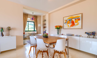 Ruime luxe appartementen met een groot terras en panoramisch uitzicht in een stijlvol complex omringd door de golfbaan in Marbella - Benahavis 25191 